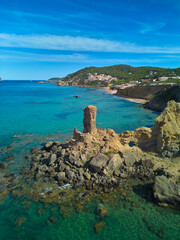 Fototapeta premium Formación rocosa costera de Es Paller, Ibiza, vista aérea desde dron sobre aguas turquesas (Cala Sant Vicenç)