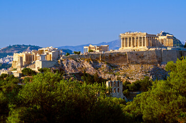 Obraz premium Evening view of The Parthenon and Acropolis in Athens Greece. The Erechtheion is on the left