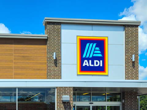 View of an Aldi grocery store featuring its prominent logo in a Minneapolis suburban area (July 2025). For Editorial Use Only.