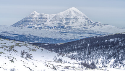 Obraz premium Panoramic view of Snøhetta mountain in Dovrefjell National Park, Norway