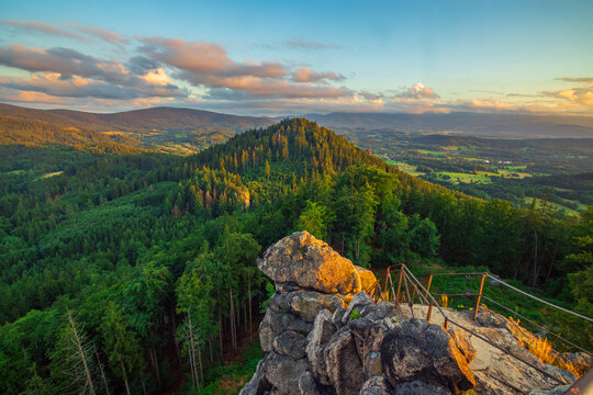 Lato w Rudawach Janowickich, widok krajobrazowy z Sokolika na Karkonosze.	