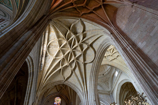 Stunning Gothic Architecture in Segovia's Cathedral
