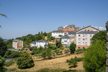 Obraz premium Picturesque Castro Caldelas in Ribeira Sacra, Ourense, Galicia, Spain, with whitewashed houses and medieval castle, listed among the most beautiful villages in Spain.
