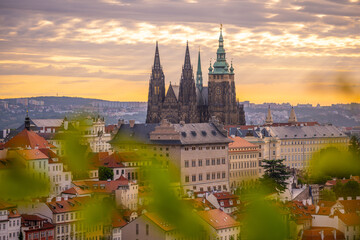 Obraz premium As the sun rises, Prague Castle stands majestically against the colorful sky. The historic architecture of the castle is beautifully illuminated, reflecting the dawn's serene ambiance over the city.