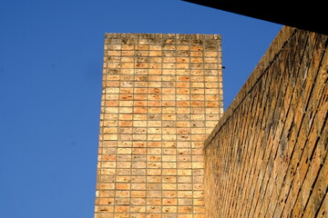 Muro de tijolos iluminado por sol com céu azul ao fundo
Sunlit brick wall with blue sky in the...