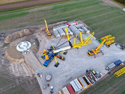 Aufbau eines Gro&szlig;krans f&uuml;r den Bau eines Turms einer Windkraftanlage, Luftbild, Baustelle, Windrad, Energiewende, Turm, Fertigteile, Hybridturm, Betonteile	