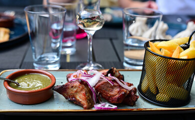 schaschlik mit tkemali sauce, pommes und chacha