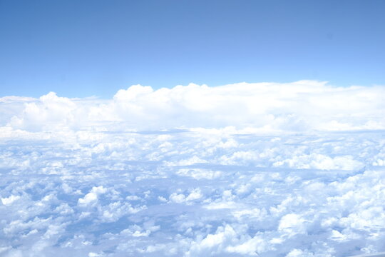 Vista a&eacute;rea de c&eacute;u claro com nuvens densas e luz suave
Aerial view of clear sky with dense clouds and soft light