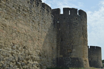 Detalhe da muralha de cidade medieval fortificada com torres circulares
Detail of fortified...