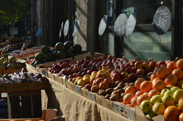 Barraca de mercado ao ar livre com frutas frescas expostas em cesta Open-air market stall with fresh fruits displayed in baskets
