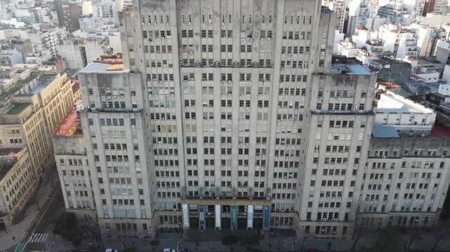 Drone ascends from the base of the School of Medicine to the dome, revealing the city skyline and the Rio de la Plata.