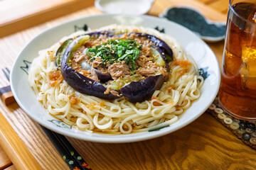 ツナと蒸しナスの冷やし梅ダレうどん