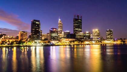 Obraz premium City skyline at night reflecting on water (1)