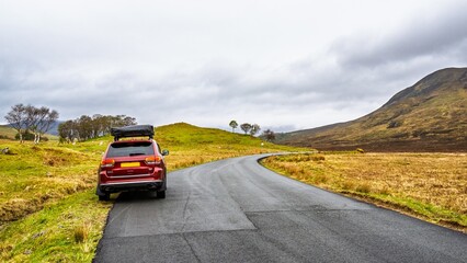 4x4 car with tent roof on Isle of Sky, Scotland, UK © Maciej Olszewski