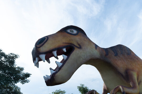 figuras y esculturas de dinosaurio hechas con cemento