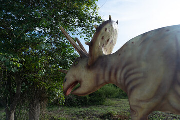 figuras y esculturas de dinosaurio hechas con cemento