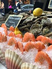 Fresh Seafood on Ice at Paris Market – Prawns, Oysters, and Lemons on Display