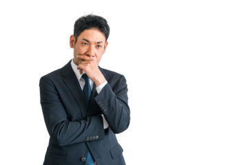 腕組みして考えるスーツ姿のアジア人中年ビジネスマン（悩む・困る・悩み・策士・戦略・作戦・検討）
