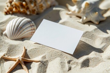 砂浜の貝殻とメッセージカードのモックアップ