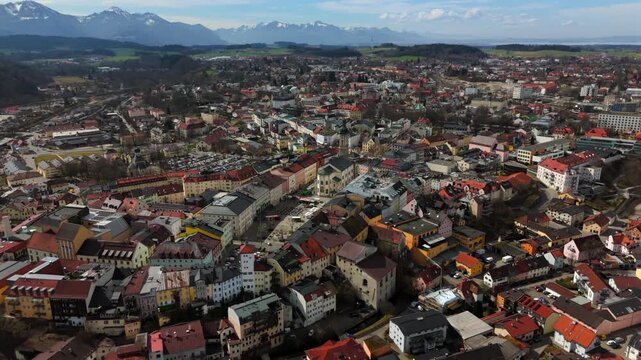 Stadtpfarrkirche St. Oswald barocke Kirche in Traunstein in Oberbayern, Deutschland, Luftaufnahme. Ensemble Stadtplatz in Traunstein Luftbildansicht. Aerial view of downtown Traunstein in Germany. 