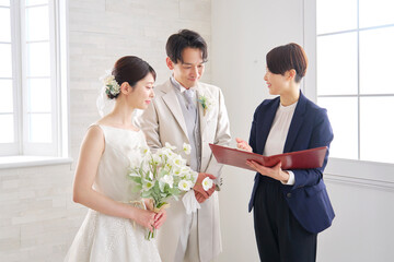 新郎新婦と打ち合わせする結婚式の司会者