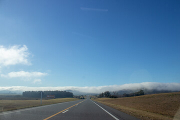 Paisaje serrano con niebla en ruta