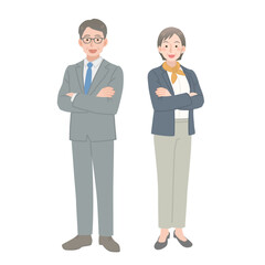 腕組みをするスーツを着た中年の男女