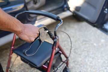 Obraz premium A black man using a walker to walk