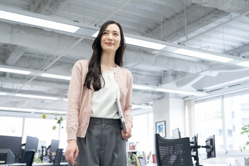 オフィスカジュアルの若い女性エンジニア