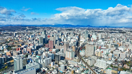青空の現代都市のドローン空撮