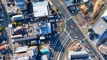 現代都市と道路のドローン真俯瞰空撮