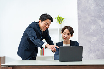 パソコンを見るビジネスマン