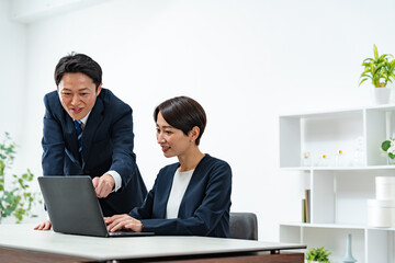 パソコンを見るビジネスマン