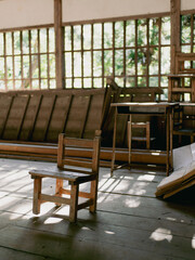 Naklejka premium 古い木製の椅子と学校用机