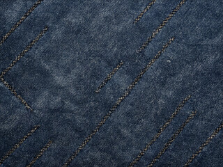 Jeans-Textur: Diagonale Nahtlinien auf blauem Denim-Hintergrund &ndash; Minimalistische Materialstudie.