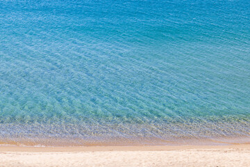 透明な波が寄せる夏の砂浜