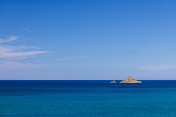 青空と小さな島が浮かぶ夏の日本海
