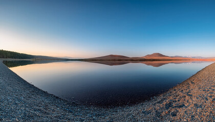 Un lac panoramique entouré de galets.