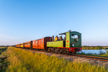 Le petit train de la Baie de Somme au crépuscule