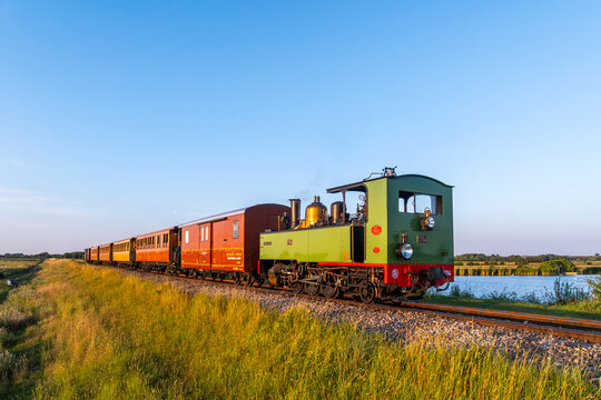Le petit train de la Baie de Somme au cr&eacute;puscule