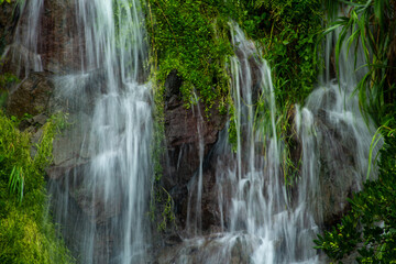 奄美大島の夏の風景。糸をひく水の流れ。
