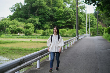 Fototapeta premium 田舎町を歩く女性