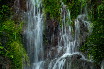 奄美大島の夏の風景。糸をひく水の流れ。
