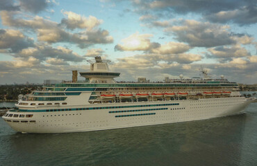 Traumreise Karibikkreuzfahrt mit Kreuzfahrtschiff Monarch oder Majesty auf die Bahamas - Fun cruiseships cruise ship liner in port of Miami, Florida departure sail away