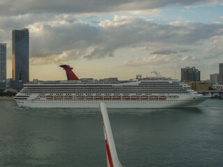 Traumreise Karibikkreuzfahrt mit Kreuzfahrtschiffen Elation, Fantasy und Sky auf die Bahamas - Fun cruiseships cruise ship liners in port of Nassau