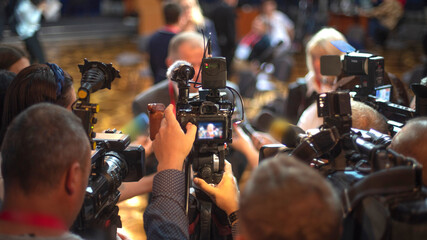 Stream a concert using TV cameras on the Internet