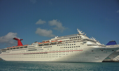 Traumreise Karibikkreuzfahrt mit Kreuzfahrtschiffen Elation, Fantasy und Sky auf die Bahamas - Fun cruiseships cruise ship liners in port of Nassau