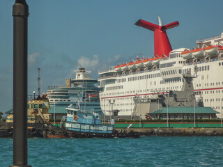 Traumreise Karibikkreuzfahrt mit Kreuzfahrtschiffen Elation, Fantasy und Sky auf die Bahamas - Fun cruiseships cruise ship liners in port of Nassau
