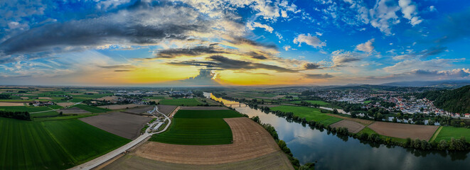 Panoramablick auf die Landschaft mit Fluss und Sonnenuntergang in Deutschland