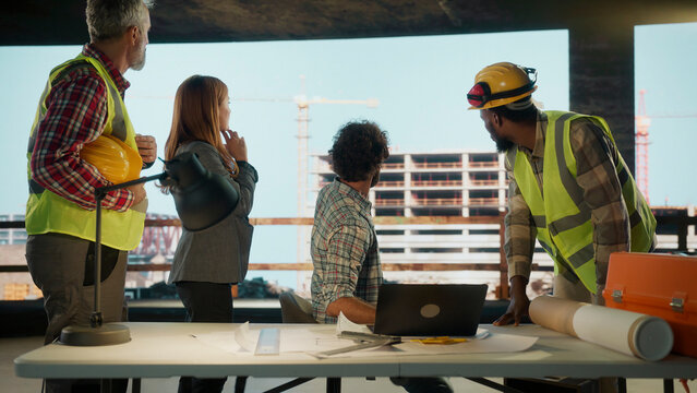 Construction team meeting discussing building project using virtual reality technology